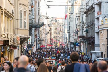 Türkiye, Istanbul-3 Mayıs 2019: Taksim. Istiklal caddesinde birçok turist var. Şehir merkezindeki yaya Caddesi boyunca yürüyen insanların kalabalığı