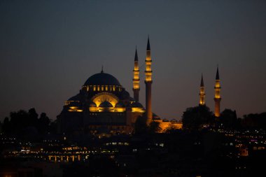 Türkiye, Istanbul-3 Mayıs 2019: Süleymaniye Camii şafak vakti sarı renkte vurgulanır. Işıklı minareli cami gece görünümü