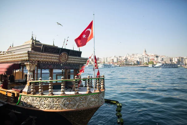 Turquía Estambul Mayo 2019 Fish Sandwich Boat Fondo Ciudad Muelle —  Fotos de Stock