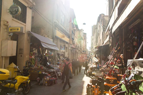 Türkiye, Istanbul-3 Mayıs 2019: Karaköy bölgesinde alışveriş caddesi. İnsanlar buraya çeşitli araçlar almak için gelir. Evler üzerinden bir alışveriş caddesi, günbatımı güneş sayaçları üzerinde ürünler
