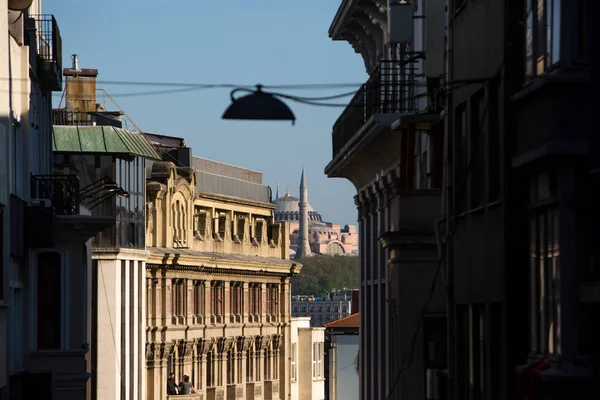 Türkiye, Istanbul-3 Mayıs 2019: cami 'nin diğer sahilinden modern binalar aracılığıyla Ayasofya Müzesi 'ni görüntüle