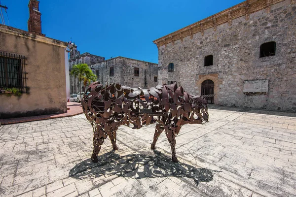 Dominik Cumhuriyeti, Santo Domingo - 5 Nisan 2017: Boğa demiri heykeli, Kraliyet Evi Müzesi. Alcazar de Colon yakınlarındaki Las Casas Reales Müzesi. Başkentte Iron Bull sanat