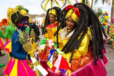 Dominik Cumhuriyeti, Punta Cana - 3 Mart 2018: Karnaval'da renkli temalı kostümlü insanlar. Ulusal renklerle boyanmış yüzler. festivalde renkli kostümleri kızlar