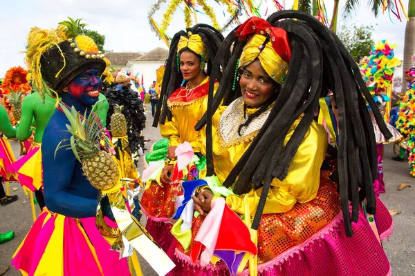 Dominik Cumhuriyeti, Punta Cana - 3 Mart 2018: Karnaval'da renkli temalı kostümlü insanlar. Ulusal renklerle boyanmış yüzler. festivalde renkli kostümleri kızlar
