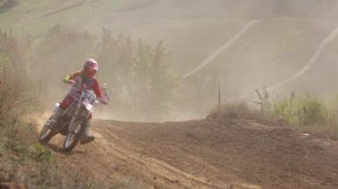 Motosiklet yarışçıları bir motokros şampiyonasında kirli tozlu parça boyunca binmek. Kir tekerleklerin altından uçar