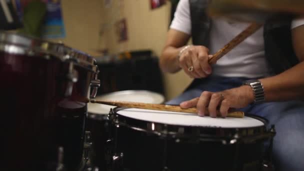 Muzikant Speelt Drums Close Een Man Raakt Drums Met Drumsticks — Stockvideo