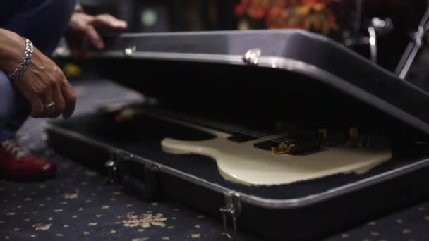 Musicien Rock Sort Une Guitare Électrique Étui Gros Plan — Video