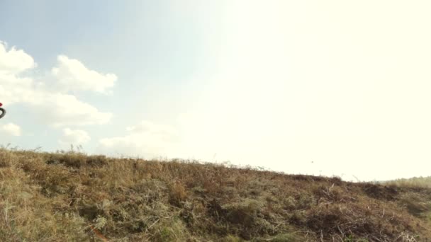 Rennfahrer Springen Bei Motocross Meisterschaft Auf Schmutzige Staubige Piste — Stockvideo