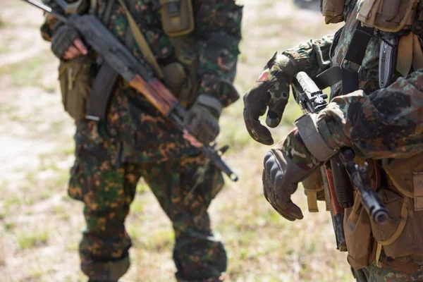 Aproximação Dois Militares Camuflagem Verde Unidade Defensiva Soldados Seguram Metralhadoras — Fotografia de Stock
