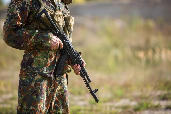 Soldado Tem Uma Espingarda Nas Mãos Perto Militares Camuflagem Verde — Fotografia de Stock