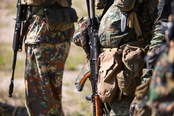 一支身着绿色迷彩服的士兵手持武器 特写镜头 特种部队 — 图库照片