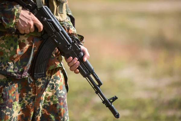 Soldat Tient Fusil Dans Ses Mains Gros Plan Homme Camouflage — Photo