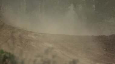 Motosiklet yarışçıları bir motokros şampiyonasında kirli tozlu parça boyunca binmek