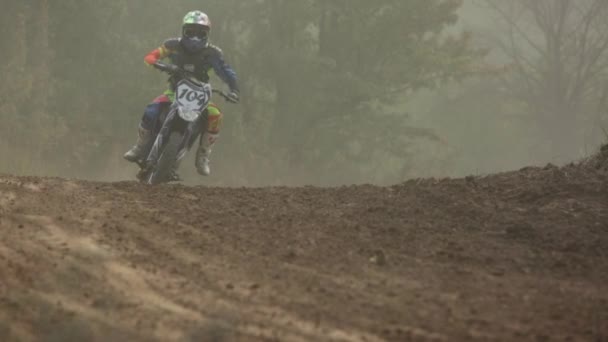 在摩托车越野锦标赛的污垢赛道比赛 赛车手在速度上互相跟随 泥土从车轮下飞来 — 图库视频影像