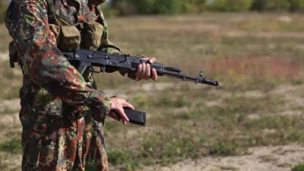 Man Camouflage Charges Magazine Bullets Black Machine Gun Distort Rifle — Stock Video
