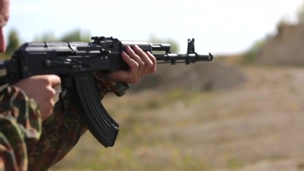 Egy Férfi Álcázás Célja Egy Fekete Géppuska Kezében Fegyver Betöltődik — Stock videók
