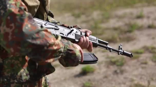 Hombre Camuflado Carga Cargador Con Balas Rifle Kalashnikov Distorsiona Obturador — Vídeo de stock