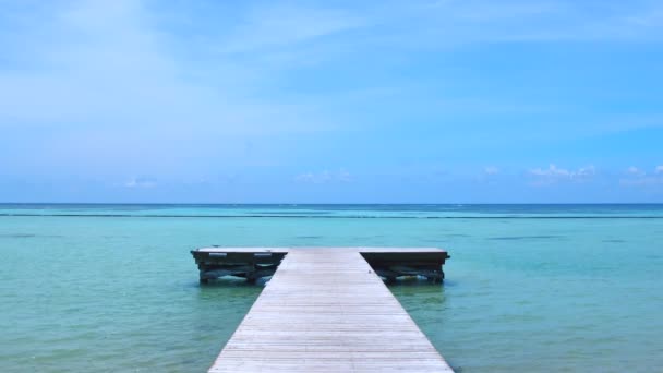 Houten Pier Turquoise Zee Heldere Blauwe Lucht Rustige Horizon Minimalistische — Stockvideo