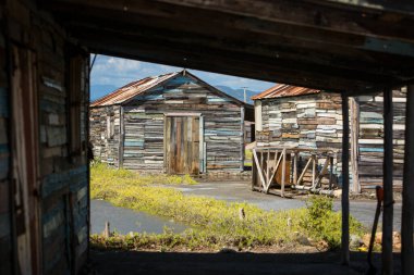 Üretimde maden tuzu depolamak için eski ahşap ahırlar. Bani Salinas, Dominik Cumhuriyeti