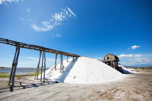 Pembe tuz fabrikasında eski bir konveyör. Hazırlanmış tuz dağları. Bani Salinas, Dominik Cumhuriyeti