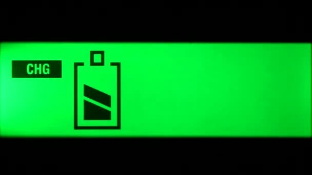 Gros Plan Écran Vert Chargeur Avec Quatre Indicateurs Niveau Charge — Video