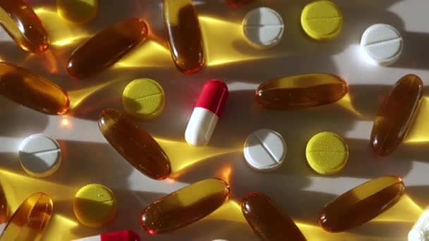 Close Van Bovenaanzicht Van Transparante Tabletten Gekleurde Pillen Die Door — Stockvideo