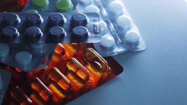 Soğuk ışıkta dönen bir sürü farklı hap var. İlaç geçmişi izole edilmiş.