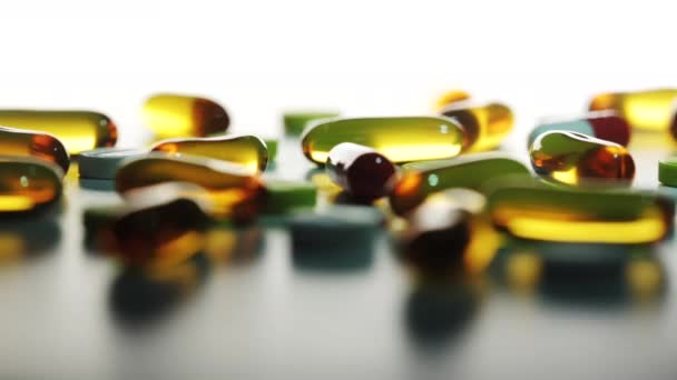 Close Comprimidos Comprimidos Multicoloridos Brilho Através Luz Fundo Antecedentes Drogas — Vídeo de Stock
