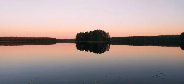Gölde gün batımı