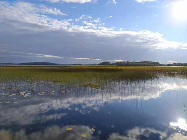 Gölün Üzerinde Beyaz Bulutlar