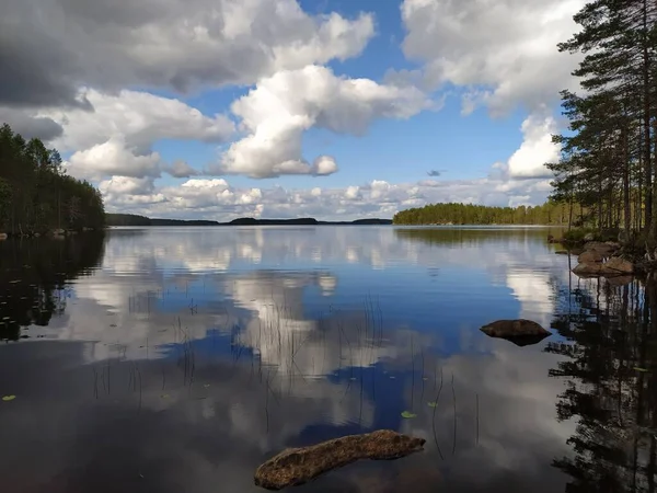 Orman Gölünde Bulut Yansıması