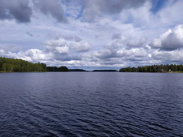 Latar Belakang Biru Dengan Langit Berawan Atas Danau — Stok Foto