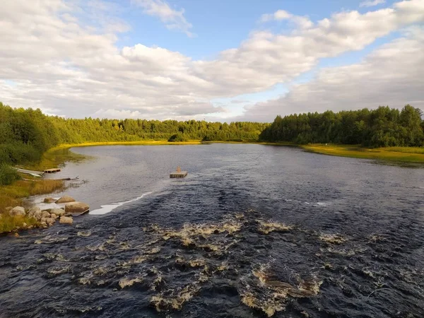 Mavi Gök Altında Geniş Nehirli Manzara