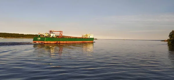 Geniş Nehirde Mavna