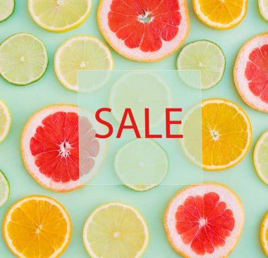 Yeşil zemin üzerine narenciye desen satışa. Çeşitli narenciye. Portakal, mandalina, limon, graperfruit, dilim limon. Üstten görünüm. 