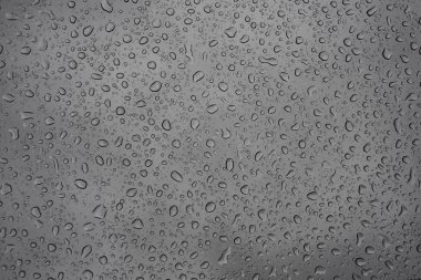 bir damla yağmur camına