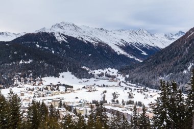 Kışın Davos 'un karla kaplı çatıları ve Alpler, Grisonlar Kantonu, İsviçre.