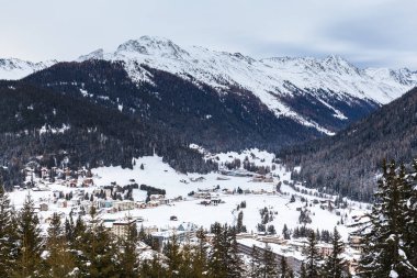 Kışın Davos 'un karla kaplı çatıları ve Alpler, Grisonlar Kantonu, İsviçre.