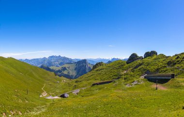 İsviçre Alpleri 'nin Montreux yakınlarındaki Rochers-de-Naye tepesinden manzarası, Vaud Kantonu, İsviçre