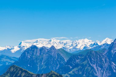 Eiger, Monch ve Jungfrau da dahil olmak üzere Bernese Alpleri, Montreux yakınlarındaki Rochers-de-Naye 'in tepesinden, Vaud Kantonu, İsviçre