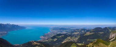 İsviçre 'nin Vaud kantonunda güneşli bir yaz gününde, Rochers-de-Naye' deki Montreux şehrinin panorama manzarası..