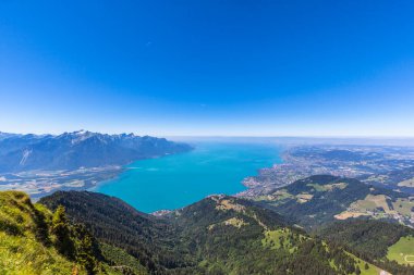 İsviçre 'nin Vaud kantonunda güneşli bir yaz gününde, Rochers-de-Naye' deki Montreux şehrinin panorama manzarası..