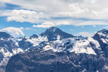 Bernese Oberland 'daki Schilthorn Kantonu, İsviçre' deki Bern Kantonu 'nun zirvesinden Breithorn' un çarpıcı manzarası.