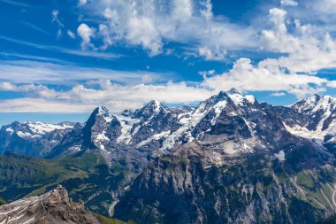 Bernese Oberland 'daki İsviçre Alpleri' nden Eiger, Monch ve Jungfrau, Schilthorn Kantonu, İsviçre.