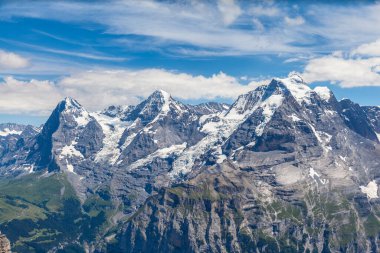 Bernese Oberland 'daki İsviçre Alpleri' nden Eiger, Monch ve Jungfrau, Schilthorn Kantonu, İsviçre.