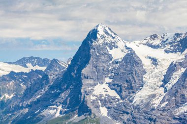 Bernese Oberland 'daki Schilthorn Kantonu, İsviçre' deki Bern Kantonu 'nun tepesindeki Pf Schilthorn platformundan Eiger' in çarpıcı görüntüsü