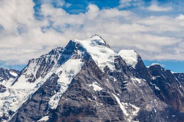 Bernese Oberland 'daki Schilthorn Kantonu, İsviçre' deki Bern Kantonu 'nun tepesinden Jungfrau' nun çarpıcı manzarası.
