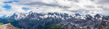 Bernese Oberland 'daki İsviçre Alpleri manzarası yaz aylarında Schilthorn' un tepesinde, Bern Kantonu, İsviçre.