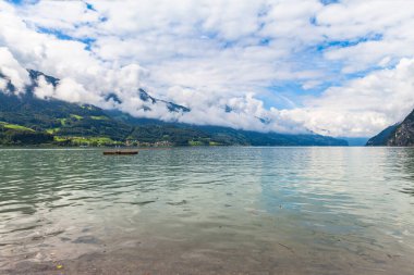 Walenstadt 'tan Walensee Gölü' nün güzel manzarası bulutlu bir yaz gününde, St. Gallen Kantonu, İsviçre