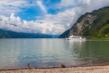 Walenstadt 'tan Walensee Gölü' nün güzel manzarası bulutlu bir yaz gününde, St. Gallen Kantonu, İsviçre